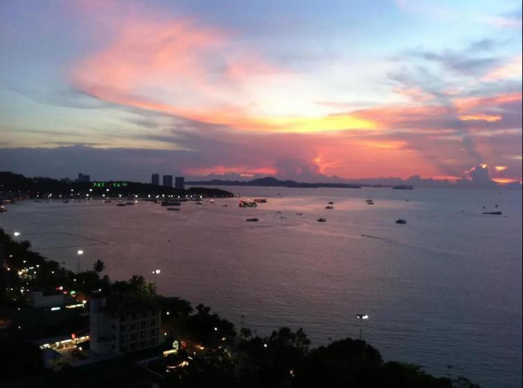 Great Location With Infinity Pool - Central Pattaya Apartment Екстериор снимка